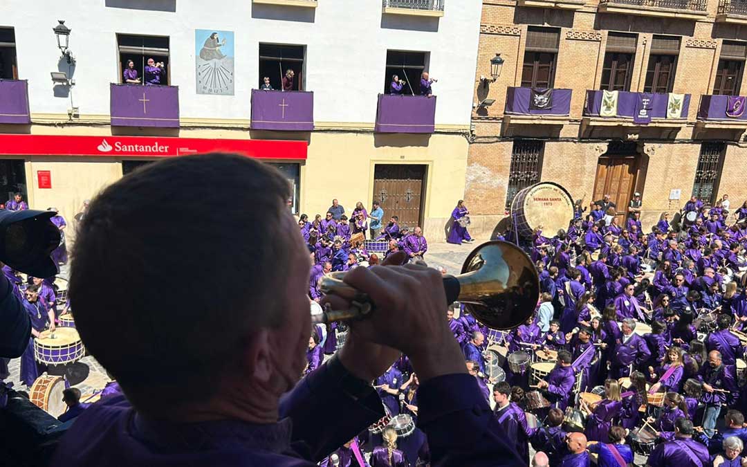 Parada de los toques en Calanda 2026 al sonido de la corneta desde el balcón a las 14.00. / Lidia Olivares