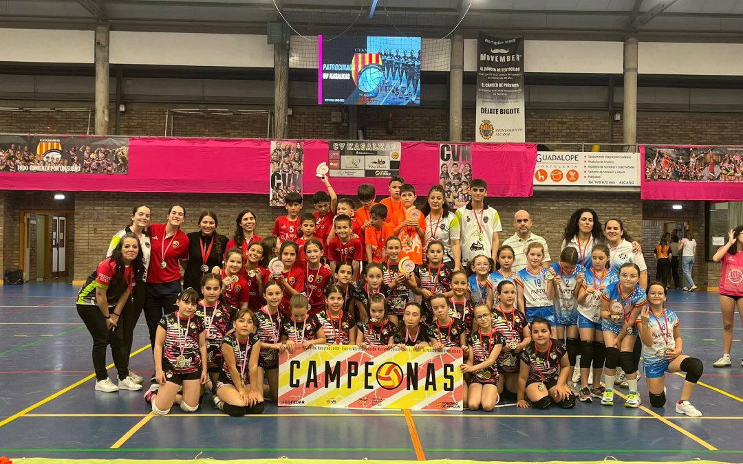 El equipo masculino y femenino del C.V. Kasalkas celebran su victoria en el Campeonato de Teruel / P.G.