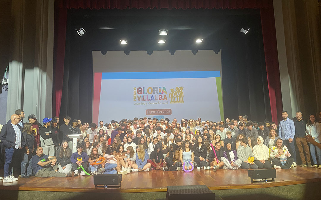 Alumnos, profesores y entidades reunidas sobre escenario del Teatro Goya para finalizar la segunda edición de los Premios Gloria Villalba / Jesús Burgos