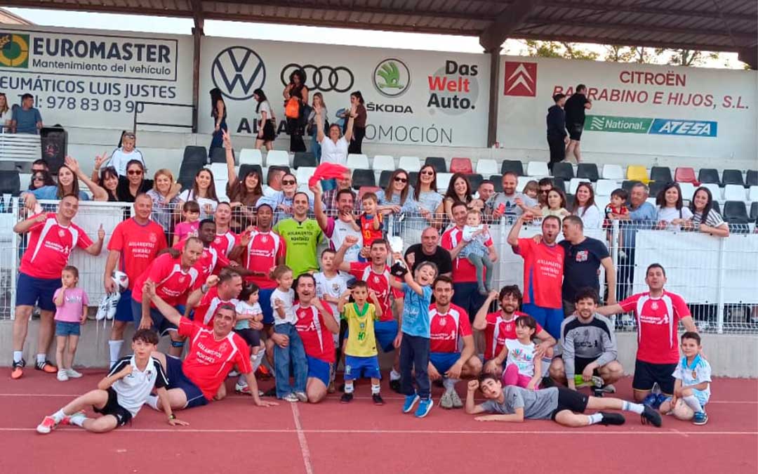 Jugadores de Castelserás ganadores del certamen junto a la afición / Cedida