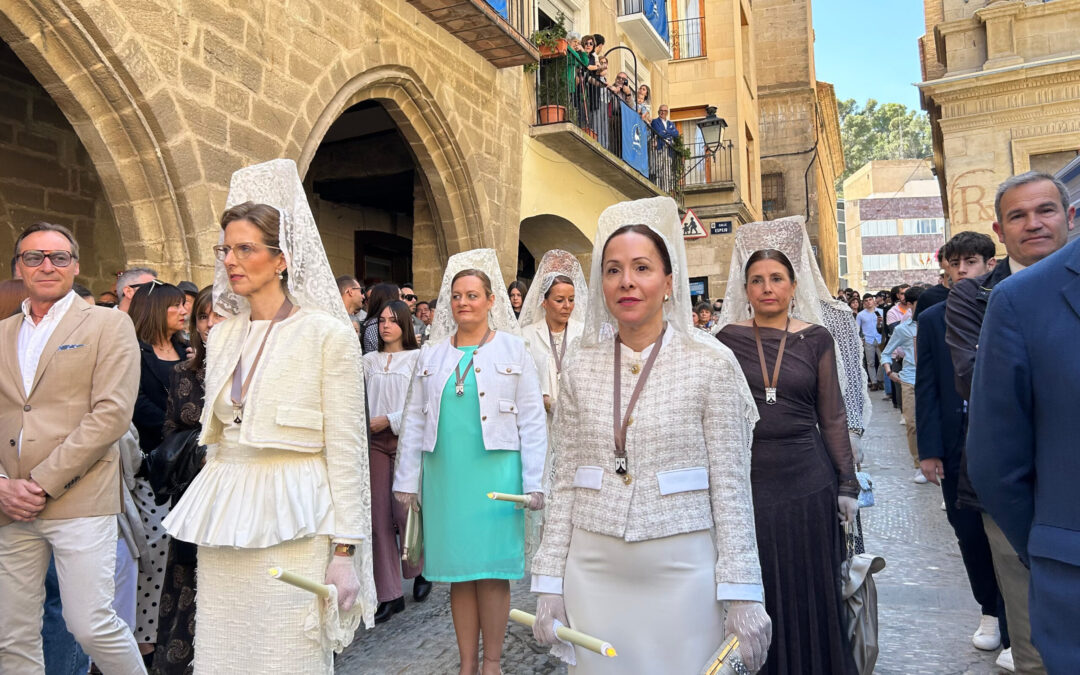 Miembros de la Cofradía de la Virgen del Carmen salen al encuentro con salen a su encuentro con el palio y la corporación municipal./ L.O.