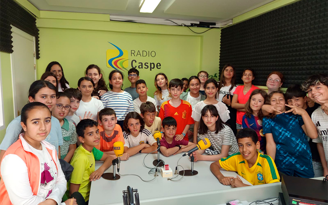 Curso 6º Primaria colegio Compromiso de Caspe en Radio Caspe./ S.F.