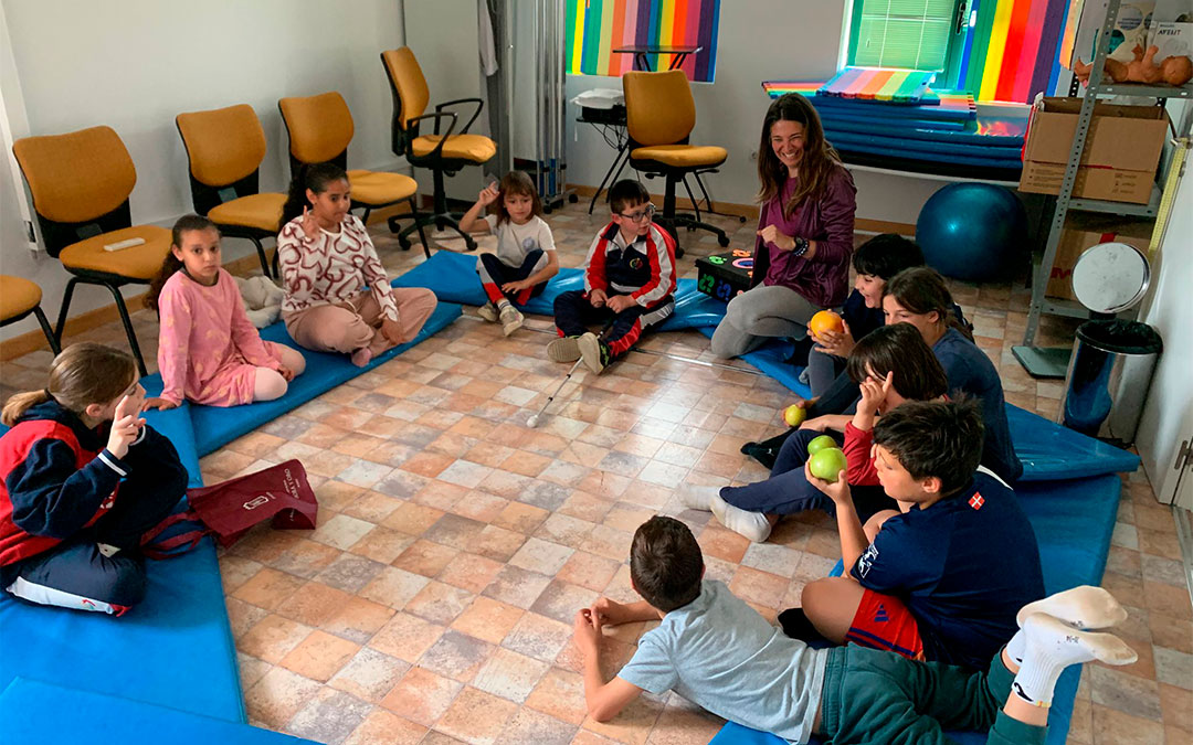 Grupo de niños con la nutricionista Marina Gargallo./ Laura Gandul