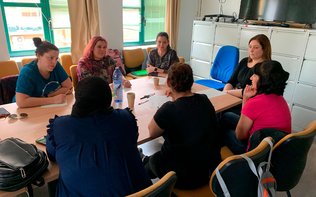 Grupo de madres en la primera sesión./ L.G.