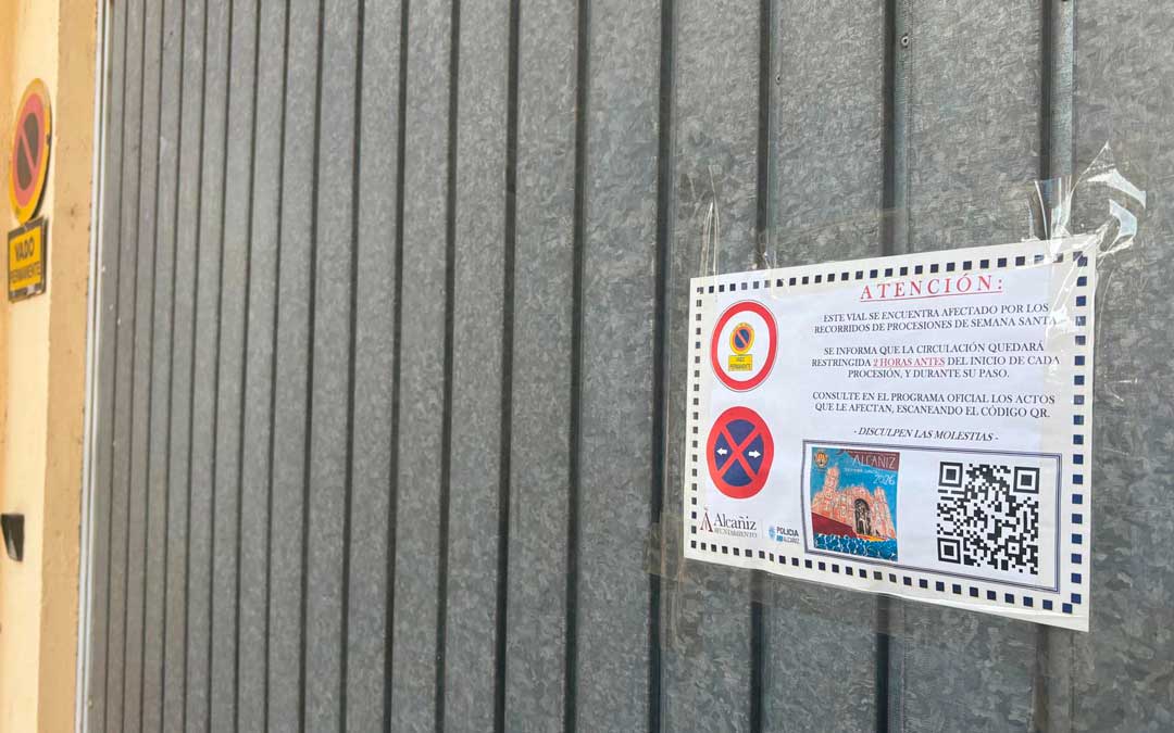 Uno de los carteles que informa del corte en la plaza de las Monjas de Alcañiz./ M.M.R.