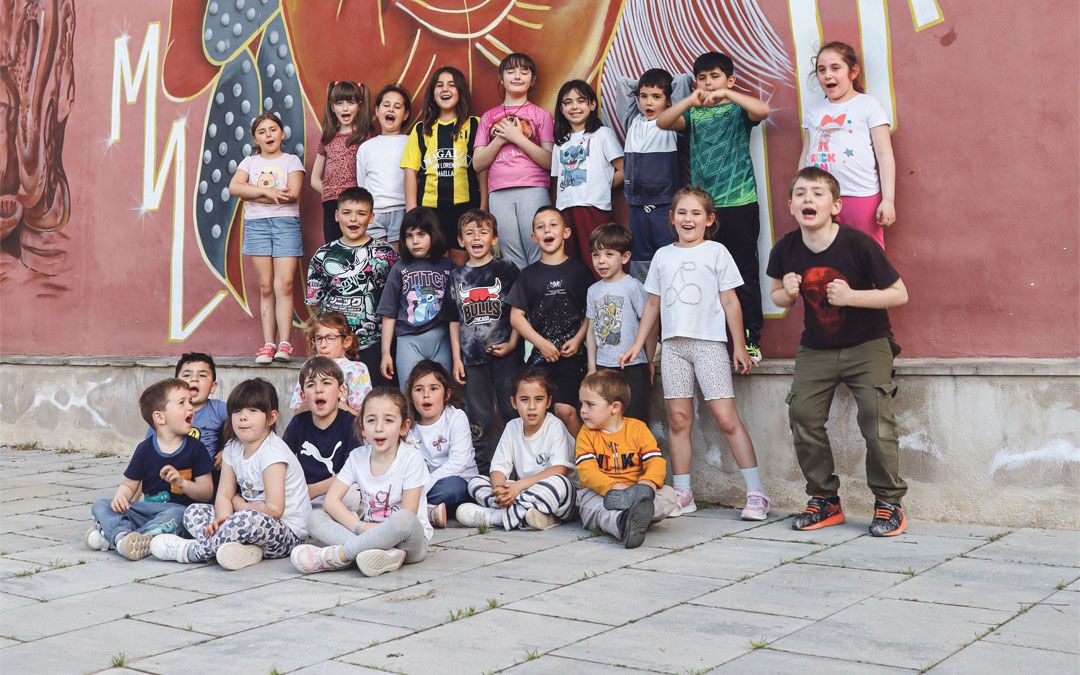 Grupo de niños de Maella que simbolizan el crecimiento de la población del Bajo Aragón Histórico. / La Comarca