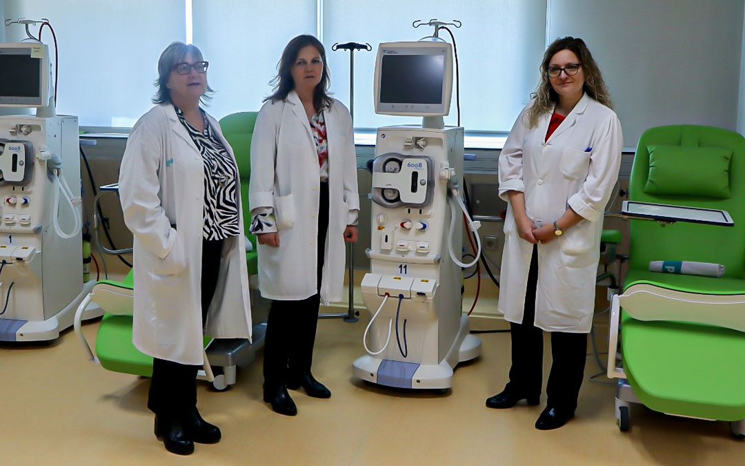 Las profesionales presentando la sala de hemodiálisis. / M.M.R.