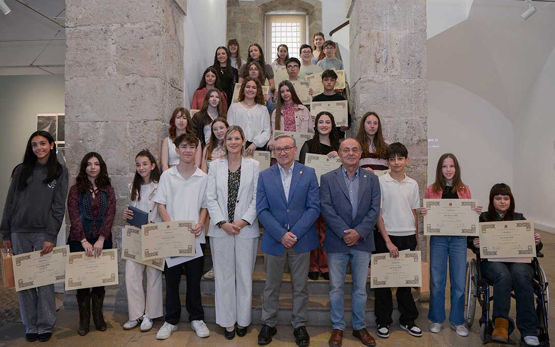 Foto de familia de los galardonados en los concursos de pintura y narrativa de la Diputación de Teruel 2026 / DPT