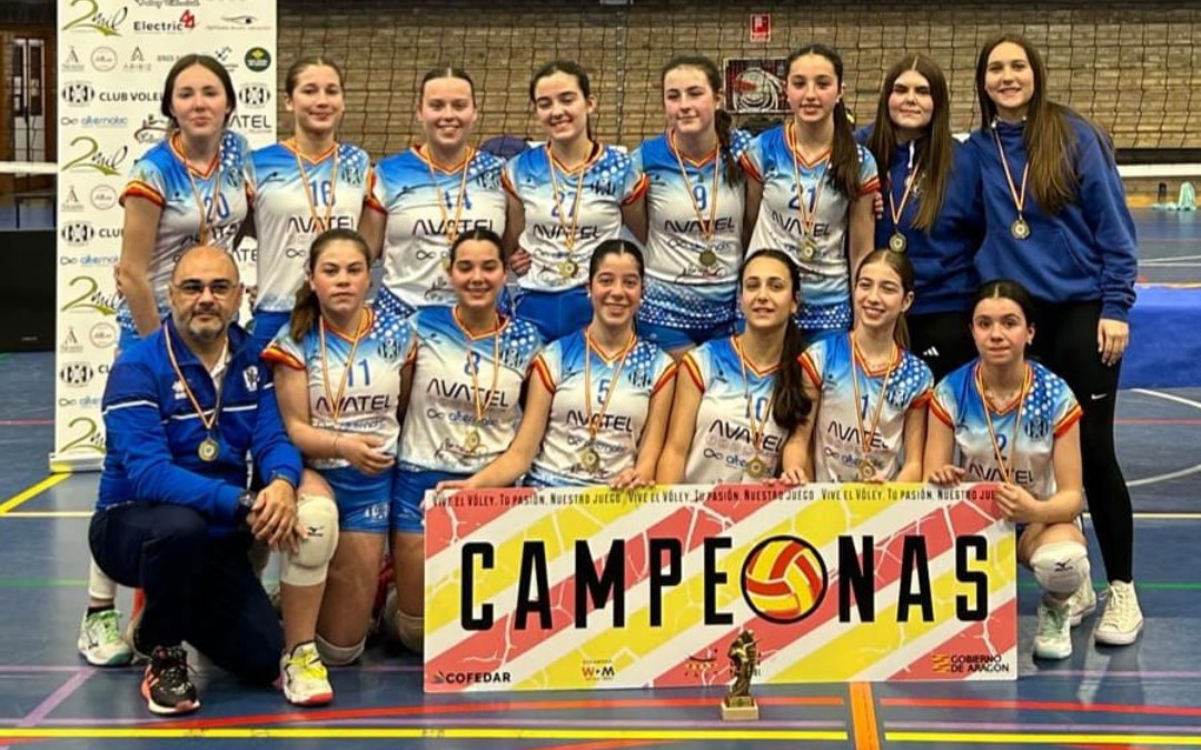 Las jugadoras del C.V. Alcañiz y su entrenador Michel Orihuel posan junto al trofeo de Campeonas de Teruel de Vóley / M.O.