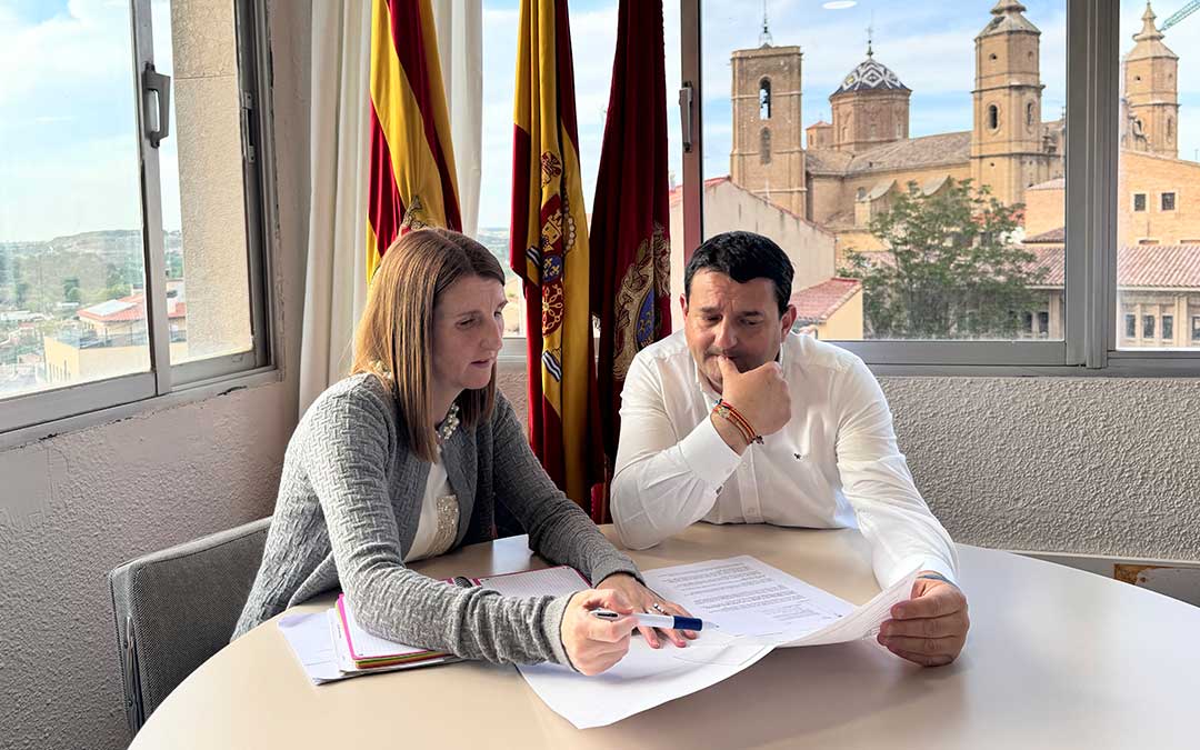 La concejal de Hacienda, Anabel Fernández, y el alcalde, Miguel Ángel Estevan. / AYTO ALCAÑIZ