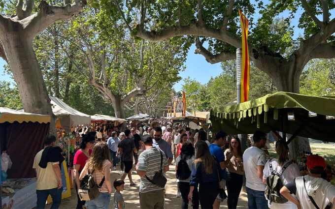Más de 70 puestos artesanales amenizan un caluroso Mercado Medieval de Alcañiz
