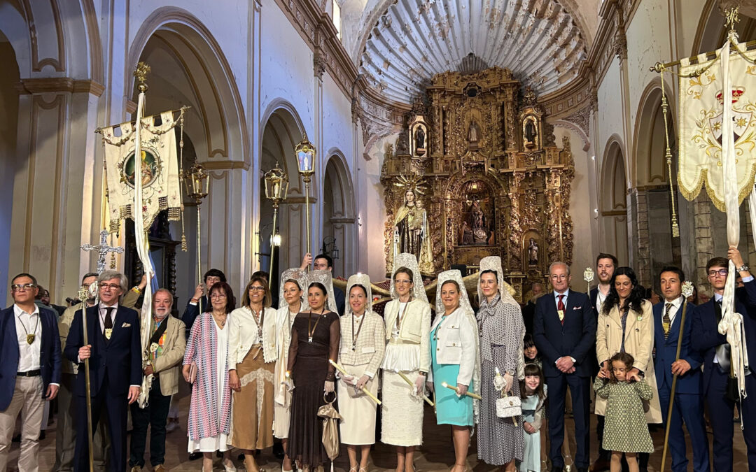 Foto grupal de algunos de los miembros de la procesión./ L.O.