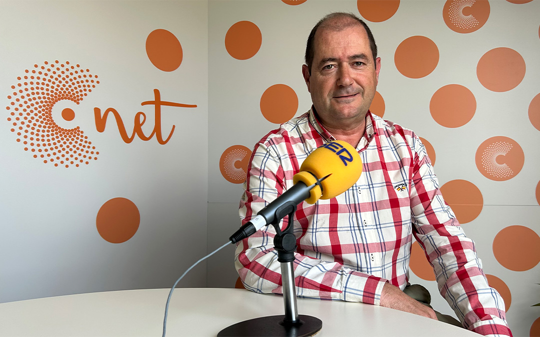 Ángel Espes, gerente de la Cooperativa Pueyos Alcañiz en el estudio de Radio La Comarca./ L.O.