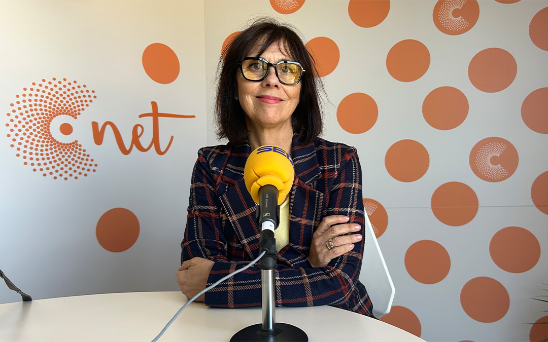 Guadalupe Martínez, responsable de Formación y Empleo en la Cámara de Comercio en el estudio de Radio La Comarca./ L.O.