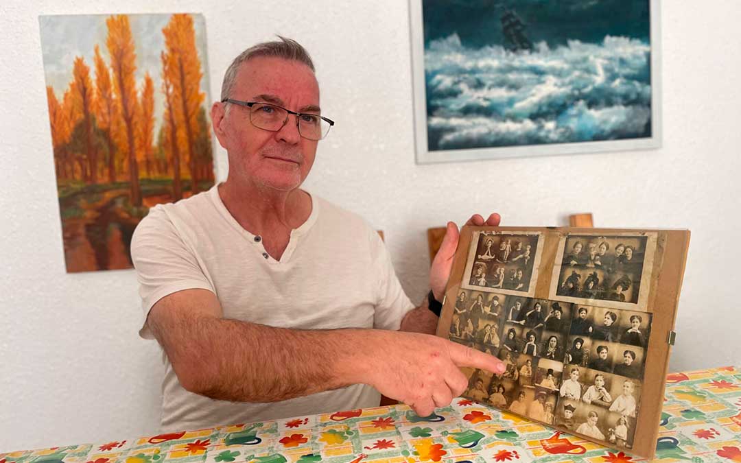 Guillermo Castillo muestra los retratos antiguos en el domicilio familiar donde aparecieron, en la calle Mayor de Alcañiz. / E. M.