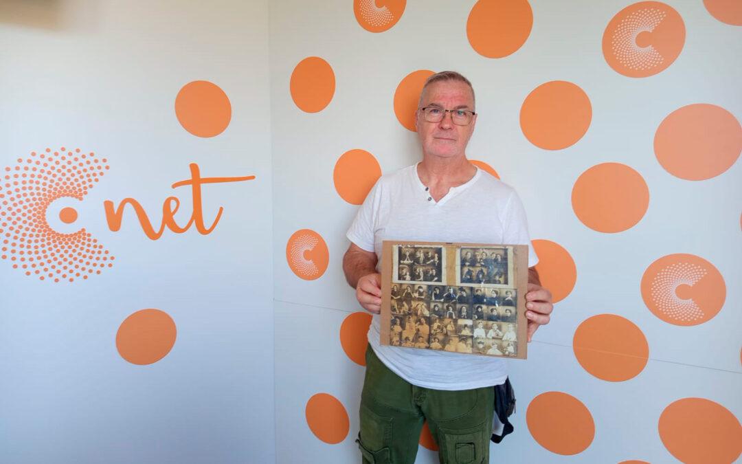 Guillermo Castillo, actual propietario de 50 fotografías antiguas, en el estudio de Radio La Comarca./ L.O.