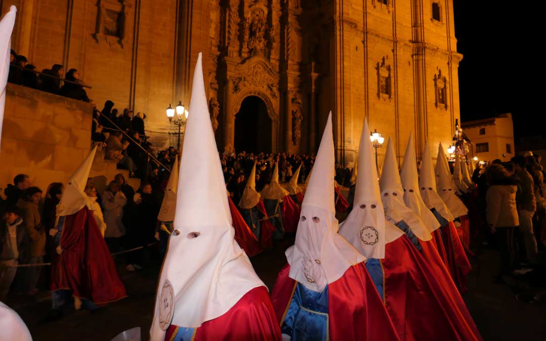 Cientos de cofrades han salido en procesión junto a la Hermanadad del Nazareno. / M.M.R.