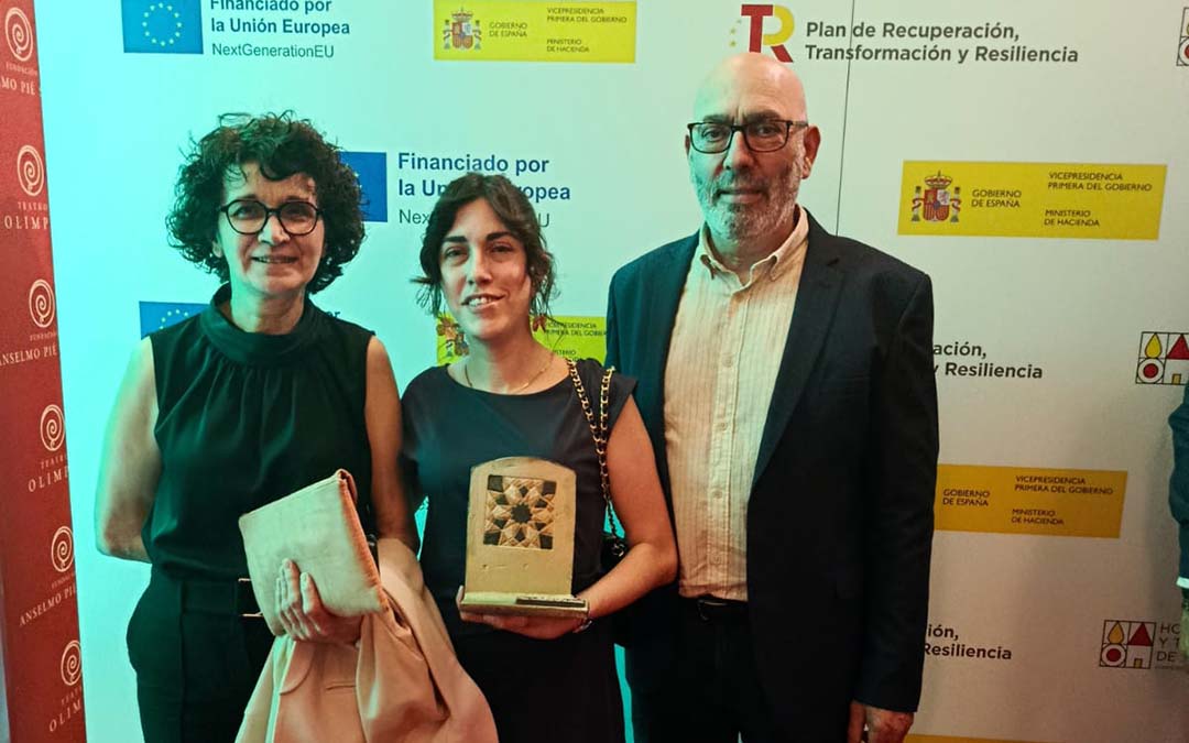 Propietarios de La Torre Restaurante, recogiendo su Galardón en los Premios de Hostelería y Turismo de Aragón./Cedidas