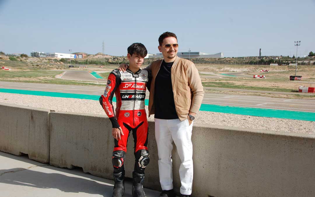 Cubeles y Lorenzo posan ante el circuito de Karting de Motorland Aragón. / M.M.R.