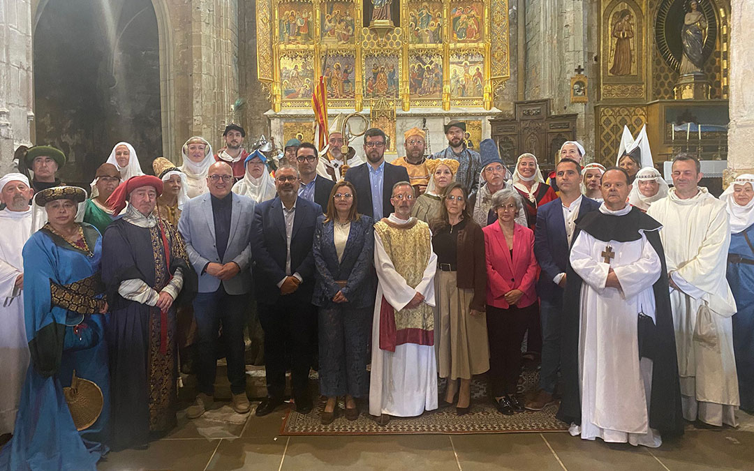 Foto de familia de los protagonistas de la recreación caspolina junto a las autoridades este sábado / Jesús Burgos