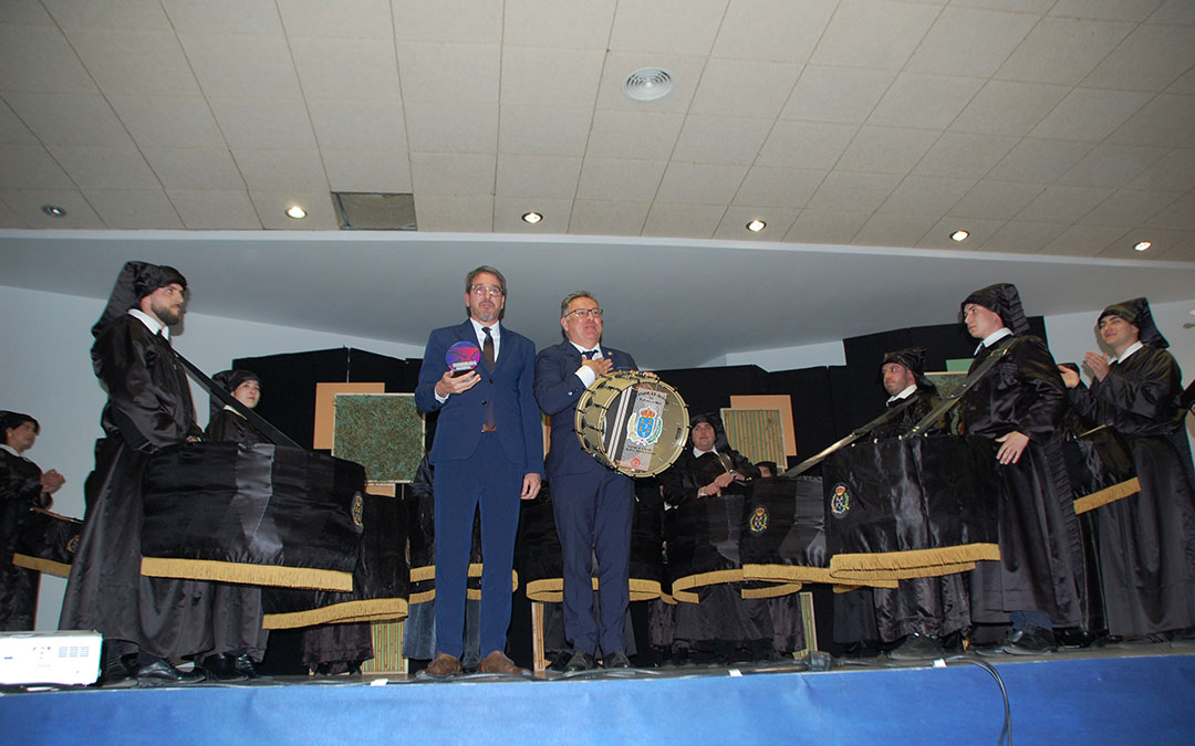 Paco Pastor recogió el Tambor de Honor de La Puebla con la mano en el pecho de agradecimiento. / B. Severino