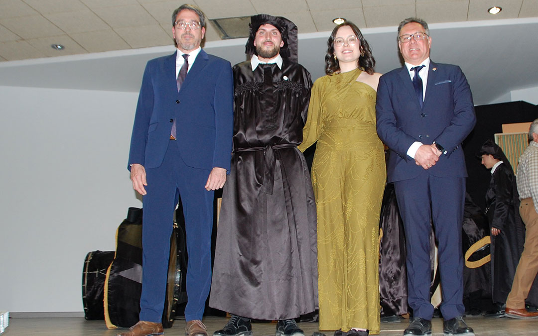 El alcalde, Pedro Bello, con los premiados: José Antonio Palos y Alba Gracia; y Paco Pastor, Tambor de Honor al Consorcio. / B. Severino
