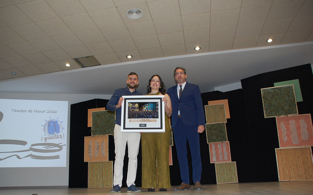 El alcalde entregó los Palillos del Cese de 2025 a Alba Gracia y José Antonio Palos por su labor al frente del grupo de los juveniles como maestros. / B. Severino