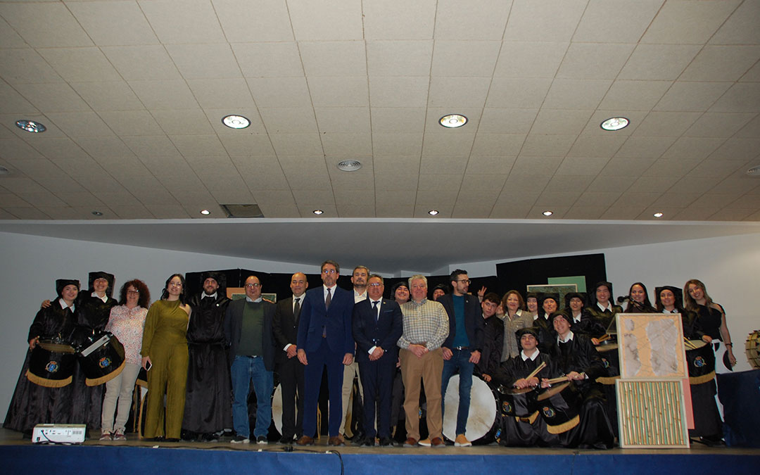 Foto de familia de la corporación y el grupo de tambores tras la entrega del Tambor de Honor al Consorcio, y los Palillos del Cese a José Antonio Palos y Alba Gracia. / B. Severino