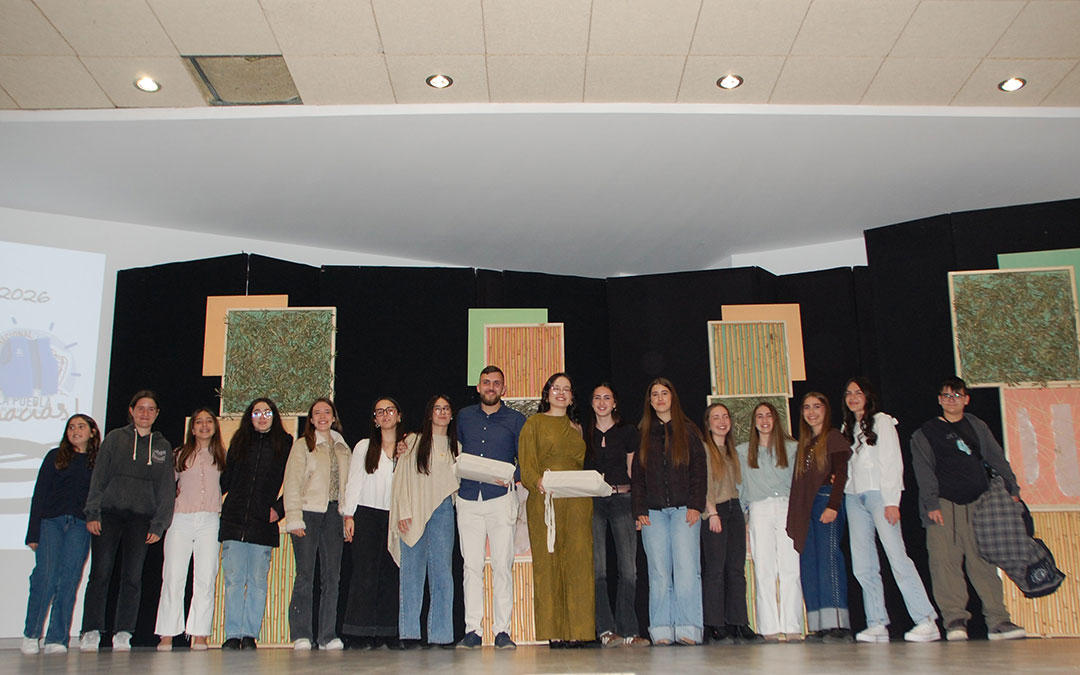 Foto de grupo de Alba Gracia y José Antonio Palos con los chicos y chicas del juvenil a quienes instruyen y recibieron un regalo sorpresa. / B. Severino