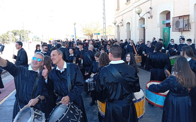 Retumba la estación de La Puebla de Híjar para recibir al Tren del Tambor