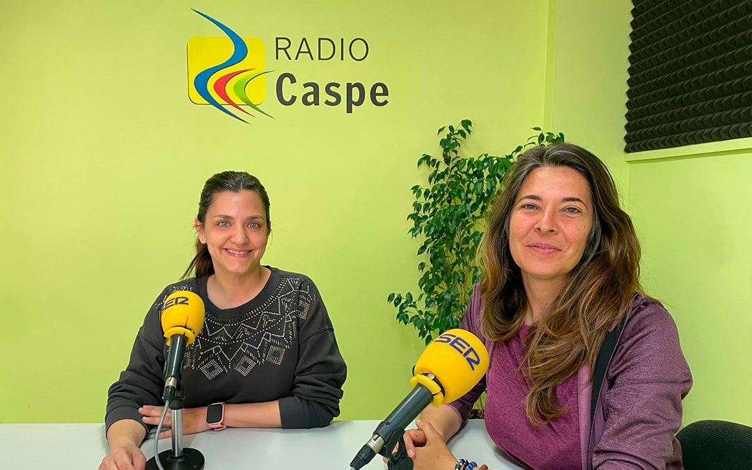 Laura Gandul y Marina Gargallo en Radio Caspe./ S.F.