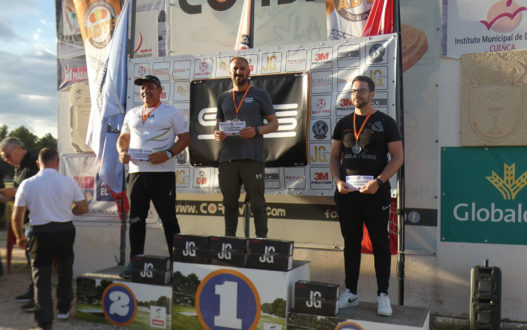 Manuel Parra en e primer escalón del podio de la 2º categoría en Cuenca / Cedida