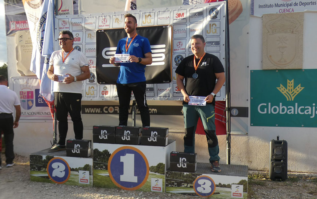 Podio de la 4º categoría con Samuel Fente en lo más alto y Anas Domínguez en el tercer peldaño / Cedida