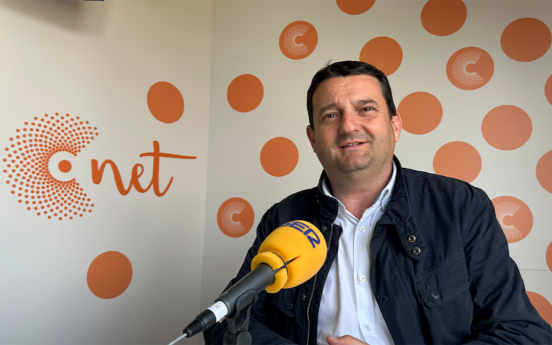 Miguel Ángel Estevan, el alcalde de Alcañiz, en el estudio de Radio La Comarca. / L.O.