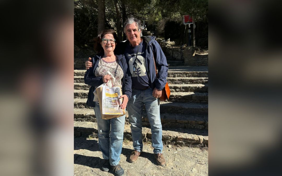 La pareja de Barcelona fue premiada con un lote de productos de la zona (quesos y embutidos) y recuerdos oficiales de las grutas / Grutas de Cristal