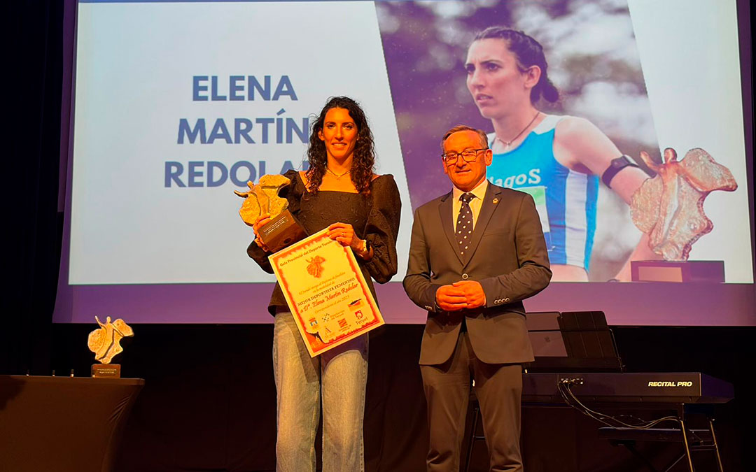 Elena Martín con el distintivo de Mejor Deportista Femenina. / A.F