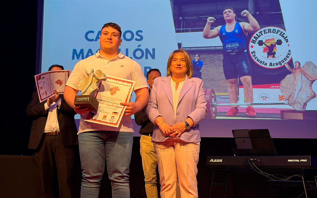 Carlos Magallón, Mejor Deportisa Masculino, junto a Tomasa Hernández, Consejera de Educación, Cultura y Deporte de la DGA. / Alba Ferrández