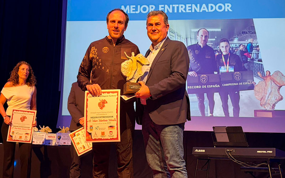 Marc Martínez del Pre Elite Team, mejor entrenador. Eduardo Orrios, concejal de Deportes de Alcañiz le ha entregado el distintivo. / Alba Ferrández