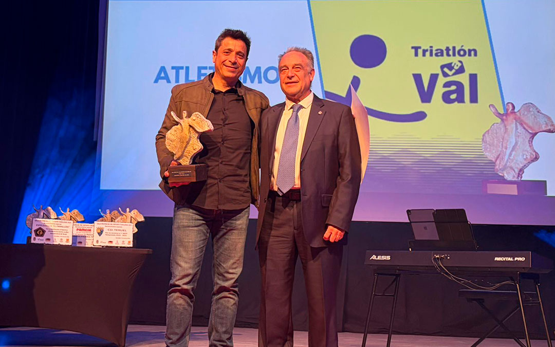 Diego Edo, del Club Atletismo La Val ha recogido el premio de Mejor Club en Montalbán. / Alba Ferrández
