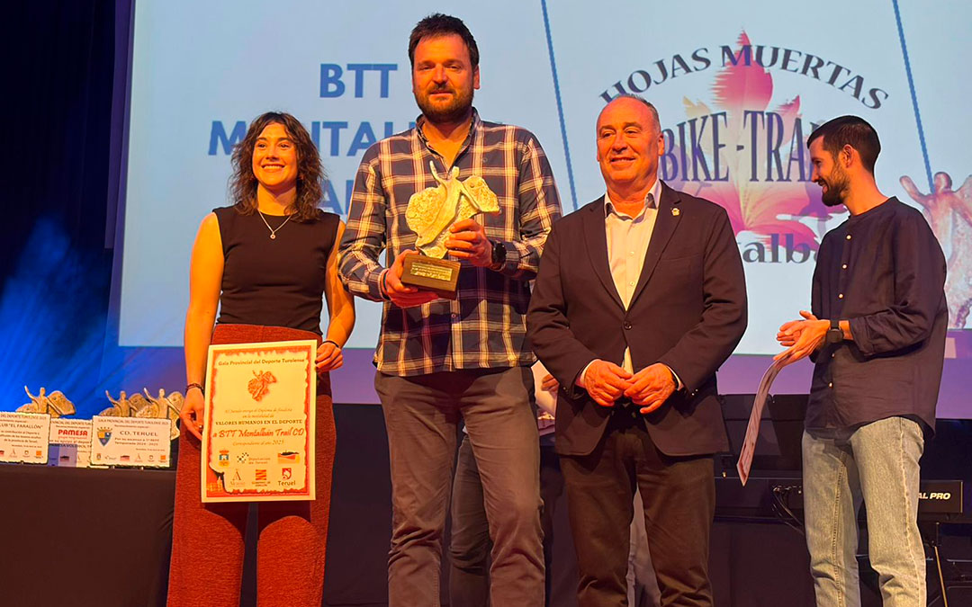 El galardón Valores Humanos en el Deporte se quedó en casa y fue para BTT Montalbán Trail CD. Miguel Iranzo, diputado de Deportes les entregó el premio. / Alba Ferrández