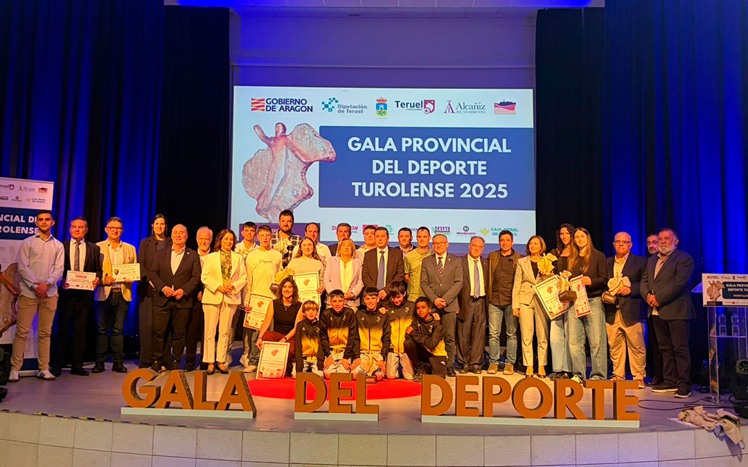 Foto de familia de todos los premiados junto a las autoridades en la Gala del Deporte Turolense celebrada este viernes en Montalbán. / Alba Ferrández