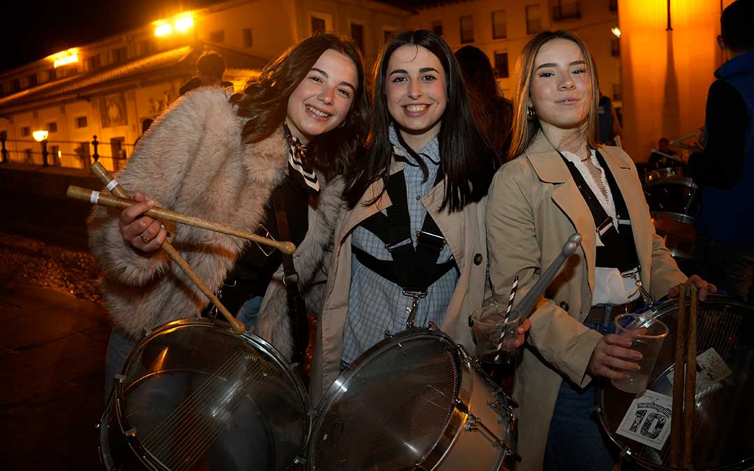 Tres amigas en la noche de tambores de Alcañiz / Abdul Grau