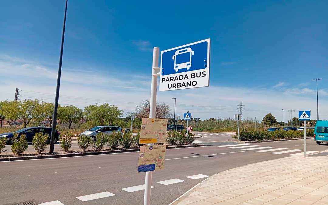 Una de las paradas de bus en Alcañiz con los nuevos recorridos. / AYTO