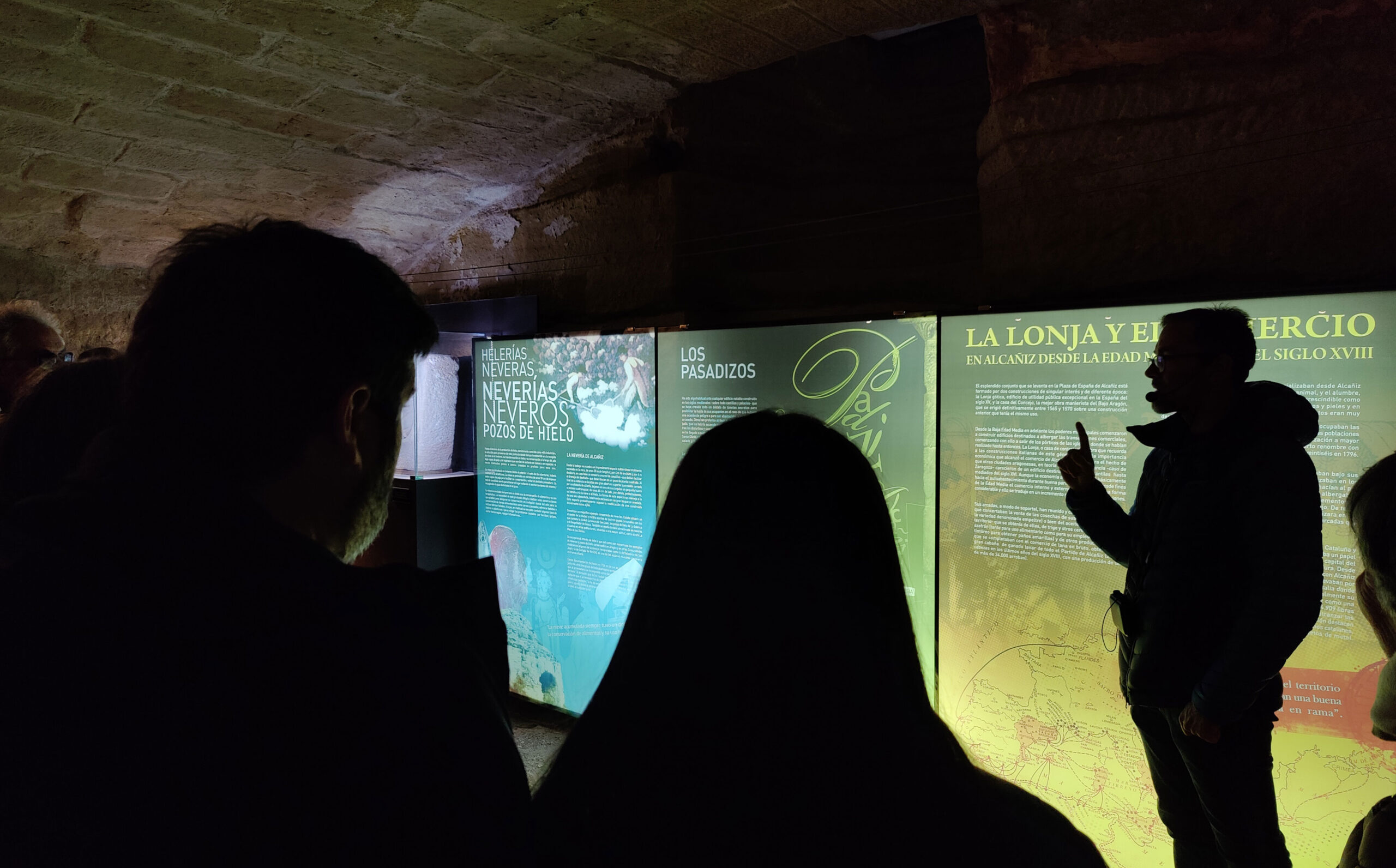 Los pasadizos subterráneos de Alcañiz, adonde solo se puede entrar con visita guiada como ésta hoy miércoles a las 13.00 horas, son un atractivo muy reclamado por los turistas de Semana Santa. / E. M.