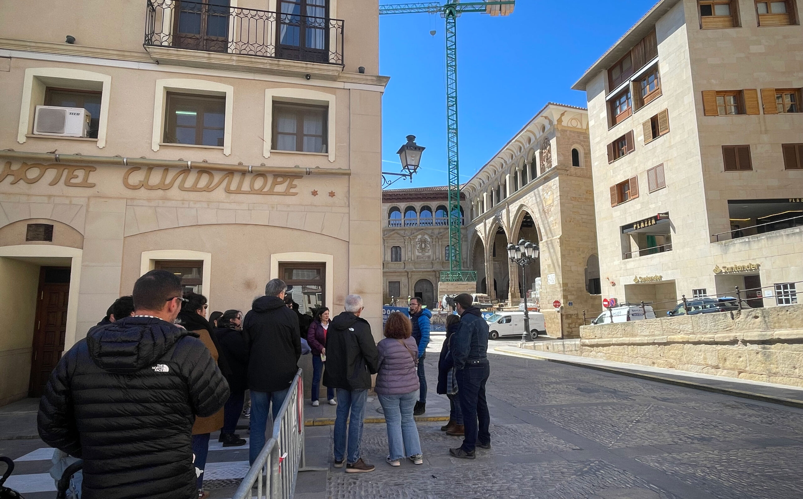 Un momento de la visita guiada en Alcañiz a cargo del guía local, Diego. La Lonja y el Ayuntamiento son dos de los edificios más aclamados, pese a las obras que estos días afean la estampa. / E. M.
