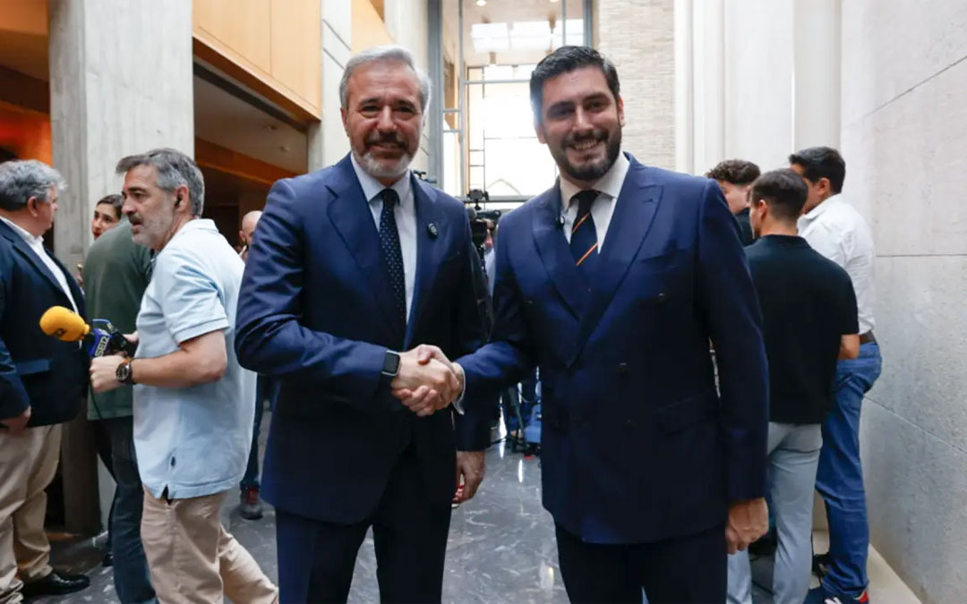 Azcón y Nolacos han posado juntos ante los medios gráficos./ HERALDO