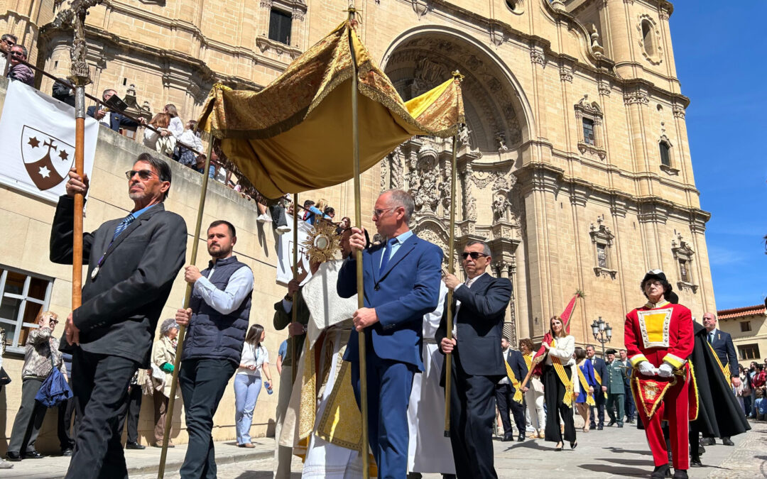 El palio sale de la Iglesia para su encuentro con la Virgen del Carmen./ L.O