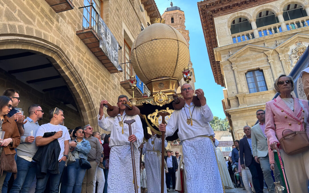La peana con la granada sale a su encuentro con el palio y la corporación municipal./ L.O.