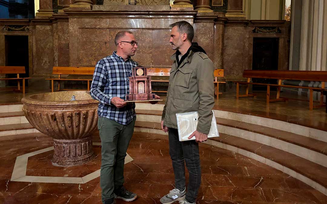 Andreu y Gil en la presentación del nuevo recortable de la colección. / M.M.R.