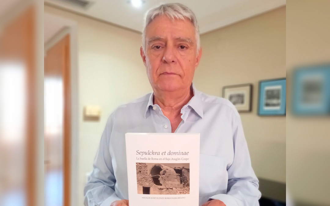 Nicolás Bordonaba con su libro./ N.B.